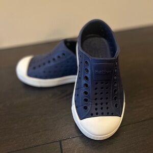 Native Kids Water Shoes in Navy and White